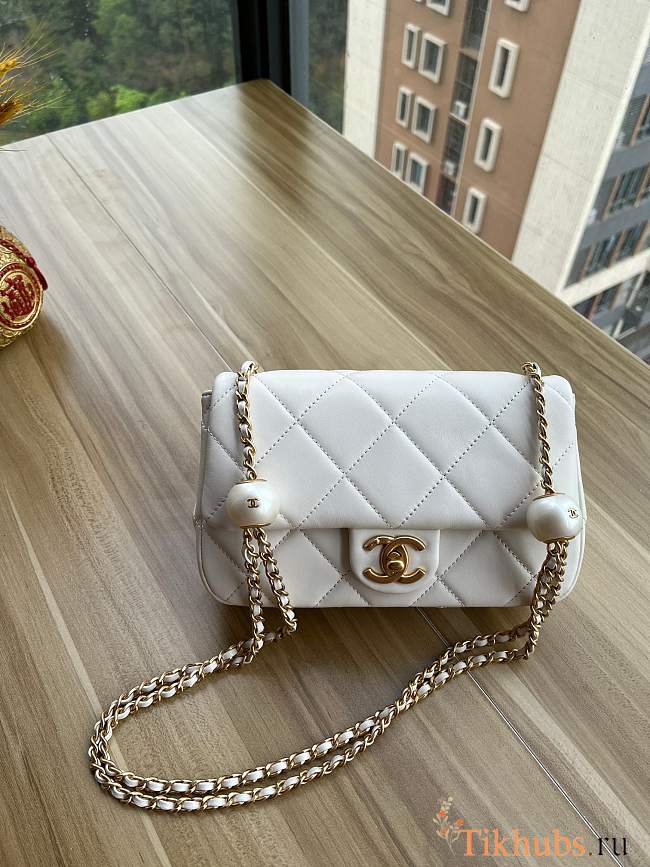 Chanel 24s Small Flap Bag White Lambskin 20.5x13x6.5cm - 1