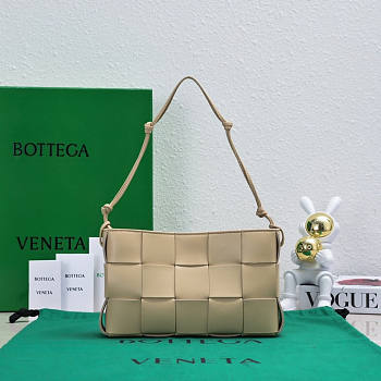 Bottega Veneta Cassette Intreccio Beige Leather Pouch New 22.5x13.5x4.5cm