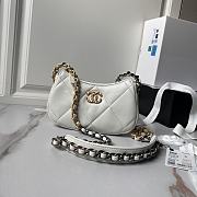 Chanel 19 Clutch White Gold Lambskin 20x13x4.5cm - 1