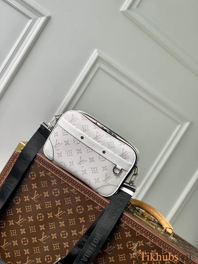 Louis Vuitton LV Alpha Messenger Taigarama White 24 x 16 x 8 cm - 1