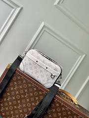 Louis Vuitton LV Alpha Messenger Taigarama White 24 x 16 x 8 cm - 1