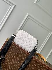 Louis Vuitton LV Alpha Messenger Taigarama White 24 x 16 x 8 cm - 4