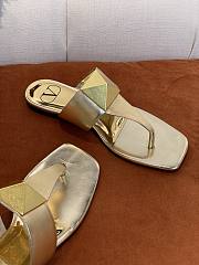 Valentino Garavani Rockstud Flat Sandals Gold - 4