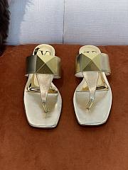 Valentino Garavani Rockstud Flat Sandals Gold - 5