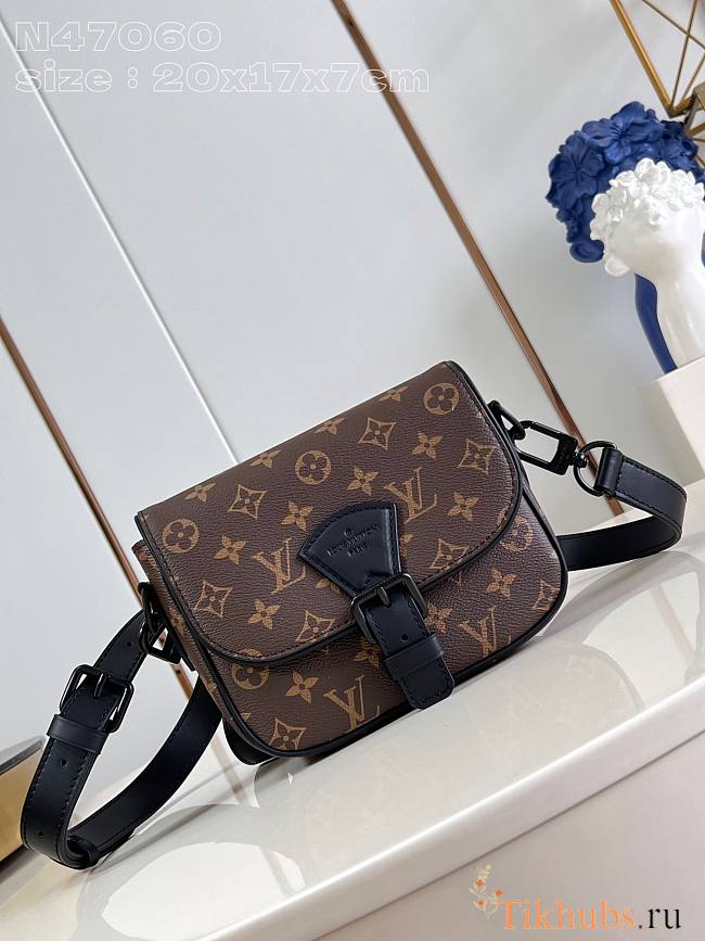 Louis Vuitton LV Montsouris Messenger PM​ 20 x 17 x 7 cm - 1