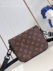 Louis Vuitton LV Montsouris Messenger PM​ 20 x 17 x 7 cm - 4