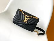 Louis Vuitton LV New Wave Chain Black 21x12x9cm - 1