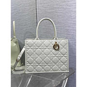 Dior Medium Book Tote White Macrocannage Calfskin 36.5 x 28 x 17.5 cm - 1