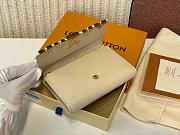 Louis Vuitton LV Capucines Compact Wallet White 13.5 x 9.5 x 3 cm - 5