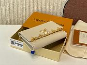 Louis Vuitton LV Capucines Compact Wallet White 13.5 x 9.5 x 3 cm - 3