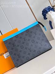 Louis Vuitton LV Pochette Voyage MM 27 x 21 x 6 cm - 1