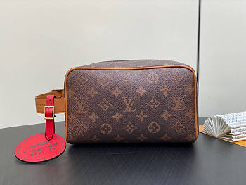 Louis Vuitton LV Locker Dopp Kit Monogram Dust 23 x 13 x 12 cm