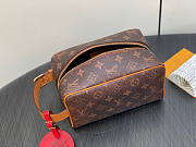 Louis Vuitton LV Locker Dopp Kit Monogram Dust 23 x 13 x 12 cm - 2