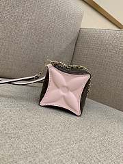 Louis Vuitton LV Bloom Pouch Rose 22.5 x 13 x 13 cm - 2