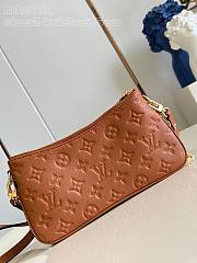 Louis Vuitton LV Liv Pochette Cognac 24x13x6.5cm - 6