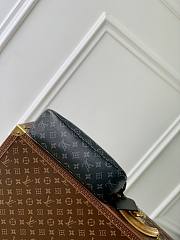 Louis Vuitton LV Pochette Monogram Accessoire XL 28 x 16.5 x 9 cm - 3