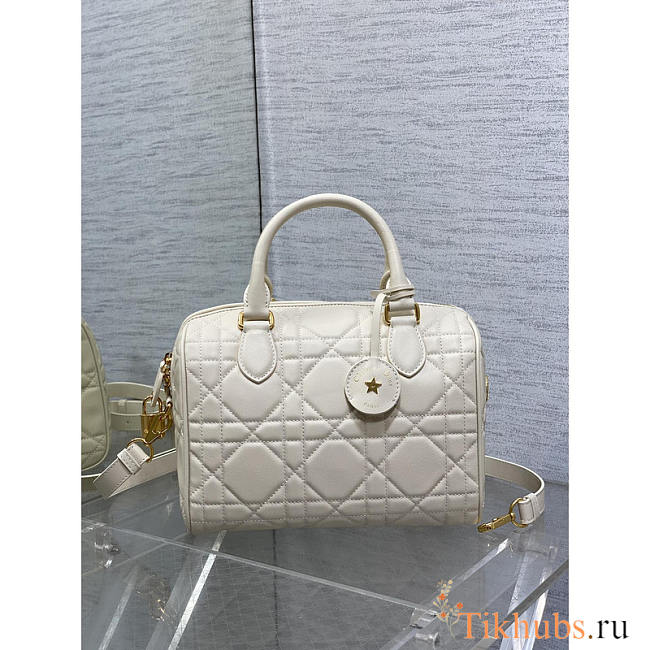 Dior Groove 25 Bag White Macrocannage Calfskin 25 x 19 x 16 cm - 1