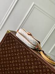 Louis Vuitton LV Saumur BB Mastic 20 x 16 x 7.5 cm - 4