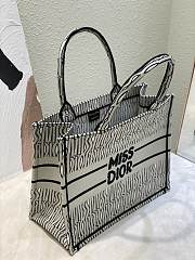 Dior Medium Book Tote White Pale Green 36 x 27.5 x 16.5 cm - 4