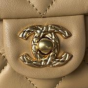 Chanel Flap Bag Beige Gold Lambskin 21x14x9cm - 2