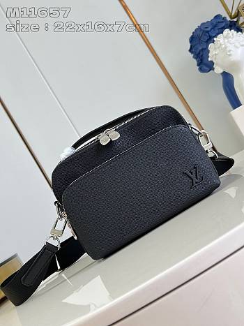 Louis Vuitton LV Avenue Messenger Taiga Black Bag 22.5x16x7.5cm