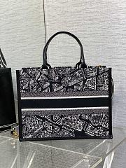 Dior Medium Book Tote Black White Plan de Paris 36.5x28x16.5 cm - 4