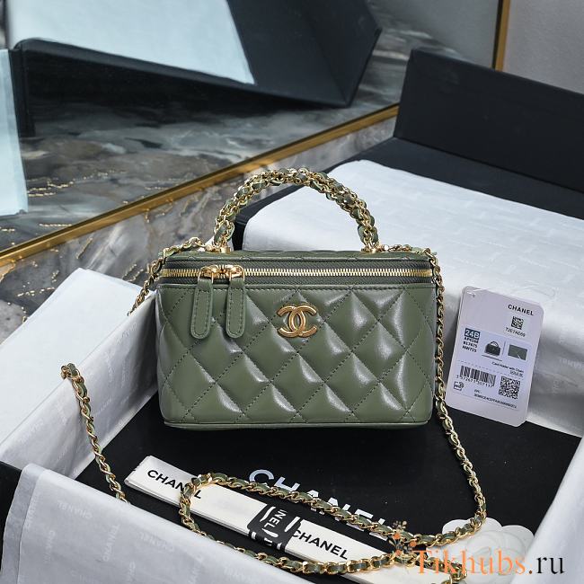 Chanel 24B Vanity Case Green Lambskin 19x9.5x8cm - 1