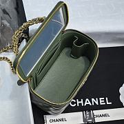 Chanel 24B Vanity Case Green Lambskin 19x9.5x8cm - 2