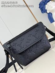 Louis Vuitton LV Pulse Bag Black G65 22.5x16x5cm - 2