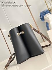 Louis Vuitton LV Bloom PM Bag Black 21x16x21cm - 6
