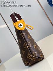 Louis Vuitton LV Pochette Voyage Souple Yellow 30x21x7.5cm - 5