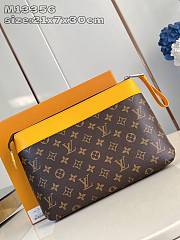 Louis Vuitton LV Pochette Voyage Souple Yellow 30x21x7.5cm - 2