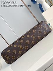 Louis Vuitton LV Pochette Voyage Green Souple 30x21x7.5cm - 4