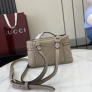 Gucci GG Emblem Super Mini Bag Taupe 20x12x6cm - 3