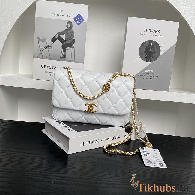 Chanel Folding Bag White Lambskin 22x15x5.5cm - 1