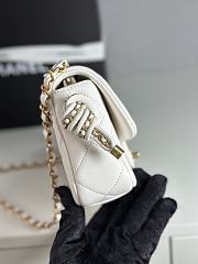 Chanel 25C Flap Bag White Lambskin Gold 18x5x13cm - 4