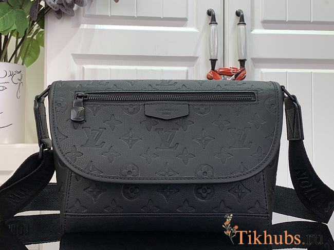 Louis Vuitton LV Pulse Messenger 26.6x17x11cm - 1