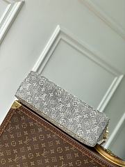 Louis Vuitton LV Coussin Hobo MM Washed Gray 38x33x10cm - 4