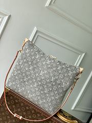 Louis Vuitton LV Coussin Hobo MM Washed Gray 38x33x10cm - 3