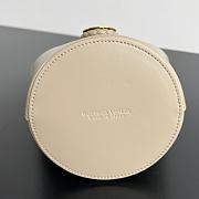 Bottega Veneta Small Liberta Bucket Beige 22x18x15cm - 2