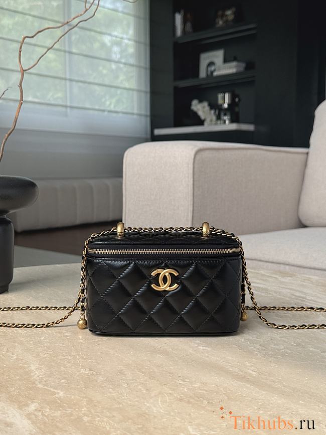 Chanel Vanity Case Black Lambskin Gold 17x9.5x8cm - 1
