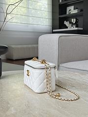 Chanel Vanity Case White Lambskin Gold 17x9.5x8cm - 5