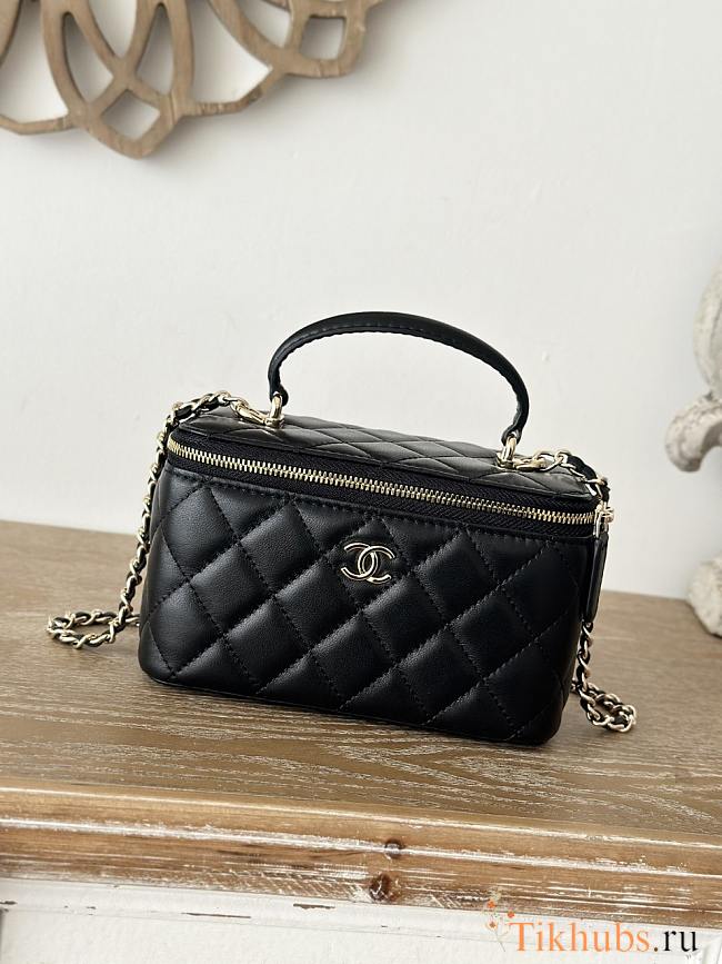 Chanel Vanity Case with Chain in Black Lambskin 17x9.5x8cm - 1