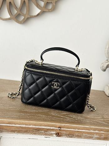 Chanel Vanity Case with Chain in Black Lambskin 17x9.5x8cm