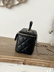 Chanel Vanity Case with Chain in Black Lambskin 17x9.5x8cm - 2
