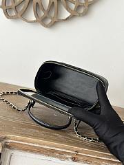 Chanel Vanity Case with Chain in Black Lambskin 17x9.5x8cm - 4