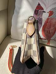 Louis Vuitton LV Pochette Liv White 24x13x6cm - 2