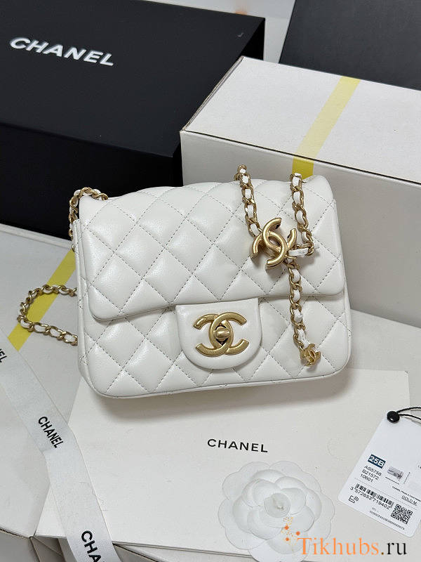 Chanel 25B Flap Bag White Lambskin Gold 18x13.5x7cm - 1