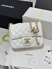 Chanel 25B Flap Bag White Lambskin Gold 18x13.5x7cm - 1