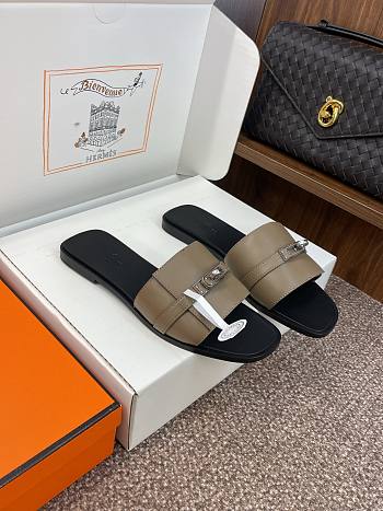 Hermes Giulia Sandal Etoupe Black